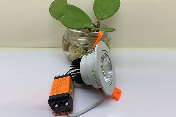 đèn led âm trần chiếu điểm